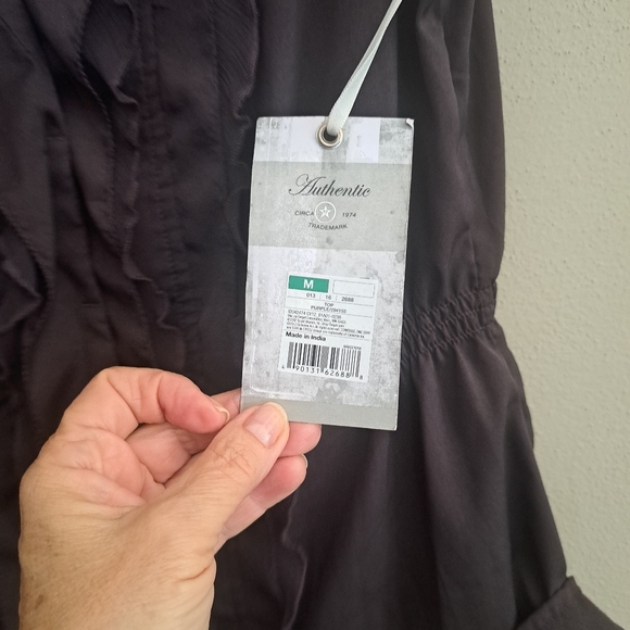 Sleeveless ruffled Blouse,Converse All-Star Button Front Ruffled Burgundy color - Picture 8 of 8